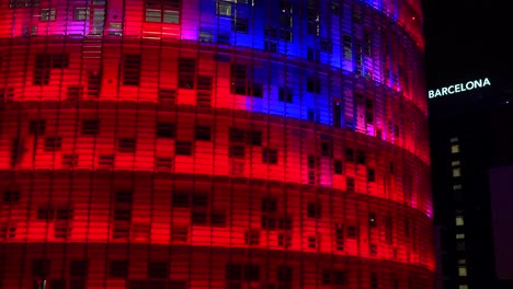 Bemerkenswerter-Blauer-Und-Roter-Wolkenkratzer-In-Der-Nacht-In-Barcelona,-Spanien-2