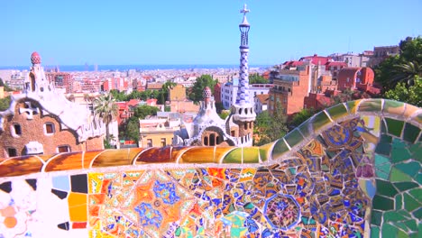 Die-Hellen-Und-Farbenfrohen-Kunstwerke-Von-Gaudi-Im-Park-Güell-Barcelona-Spanien