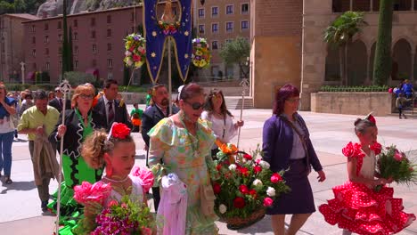 Eine-Katholische-Prozession-Erreicht-Das-Kloster-Montserrat-In-Spanien-In