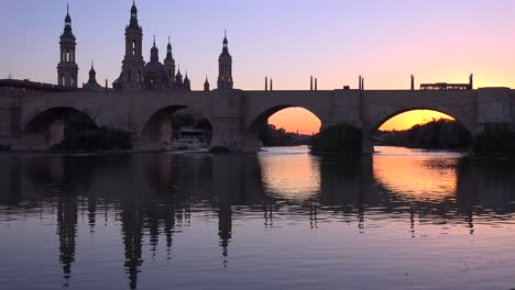 Eine-Klassische-Und-Schöne-Steinbrücke-In-Zaragoza-Spanien-Mit-Kathedralenhintergrund
