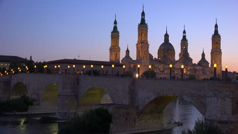 Eine-Klassische-Und-Schöne-Steinbrücke-In-Zaragoza-Spanien-Mit-Katholischem-Kathedralenhintergrund