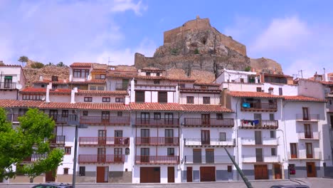 Antiguas-Residencias-Y-Apartamentos-En-El-Hermoso-Castillo-Fuerte-De-La-Ciudad-De-Morella,-España