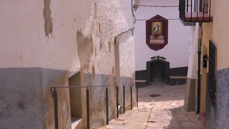 Un-Estrecho-Callejón-Cuenta-Con-La-Virgen-María-En-El-Hermoso-Castillo-Fuerte-De-La-Ciudad-De-Morella,-España