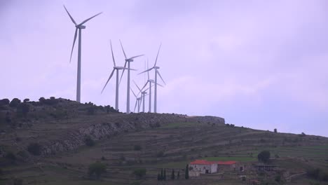 Windmühlen-Erzeugen-Strom-In-Den-Hügeln-Spaniens