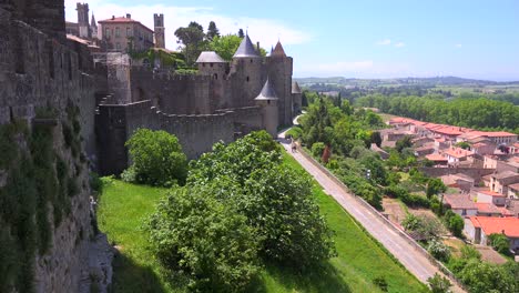Una-Vista-Desde-Las-Murallas-De-La-Hermosa-Fortaleza-Del-Castillo-De-Carcassonne,-Francia-1