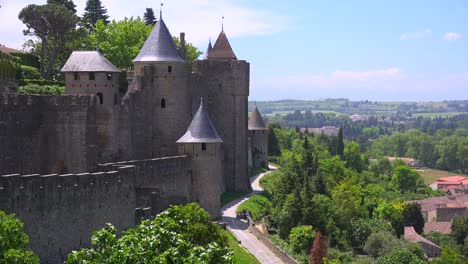 Una-Vista-Desde-Las-Murallas-De-La-Hermosa-Fortaleza-Del-Castillo-De-Carcassonne-France-2