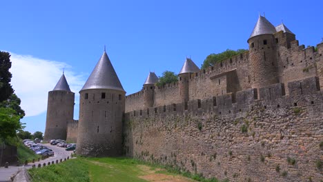 Murallas-Alrededor-De-La-Hermosa-Fortaleza-Del-Castillo-De-Carcassonne,-Francia-1