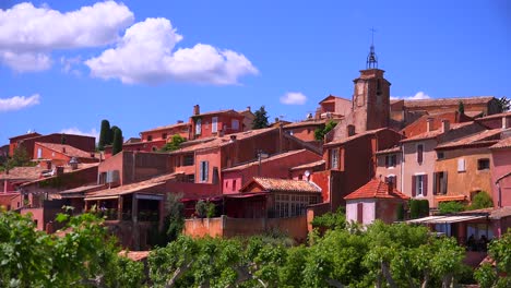 The-French-hill-town-of-Roussillon-France-with-it\'s-colorful-buildings-is-a-highlight-of-Provence