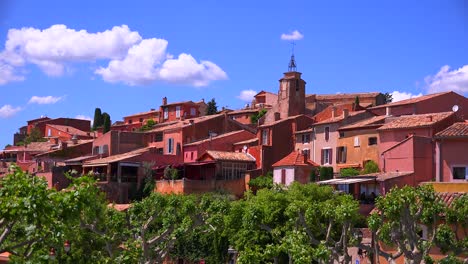 The-French-hill-town-of-Roussillon-France-with-it\'s-colorful-buildings-is-a-highlight-of-Provence-1