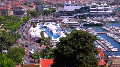 Una-Vista-De-La-Ciudad-Y-El-Puerto-De-Cannes,-Francia