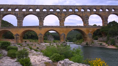 El-Hermoso-Acueducto-De-Pont-Du-Gard-En-Francia