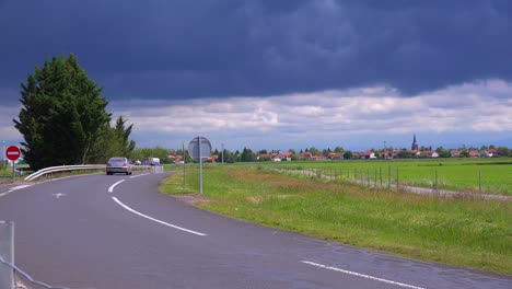Autos-Fahren-Durch-Die-Französische-Landschaft,-Als-Sich-Ein-Großer-Sturm-Nähert