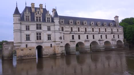 The-beautiful-chateau-de-chenonceau-in-the-Loire-Valley-of-France-1