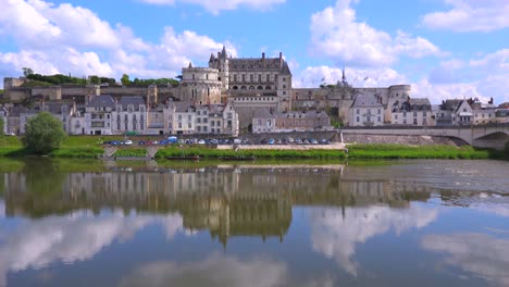 Ein-Riesiges-Herrenhaus-Schloss-Steht-Perfekt-Im-Wasser-Der-Loire