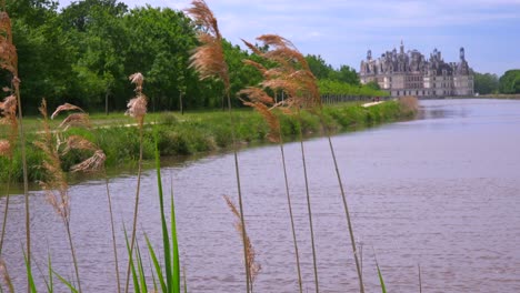 Langer-Blick-Einen-Kanal-Hinunter-Zum-Wunderschönen-Schloss-Von-Chambord-Im-Loiretal-In-Frankreich-1