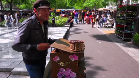 An-street-organ-player-entertains-passersby-in-Paris-France-1