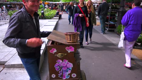 An-street-organ-player-entertains-passersby-in-Paris-France-2