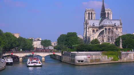Ein-Flussschiff-Fährt-Unter-Brücken-In-Der-Nähe-Der-Kathedrale-Notre-Dame-In-Paris-4