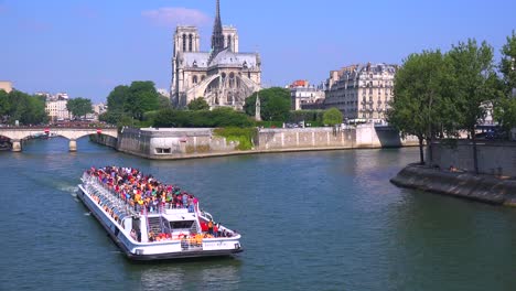 Un-Barco-Fluvial-Viaja-Por-El-Sena-Cerca-De-La-Catedral-De-Notre-Dame-En-París.
