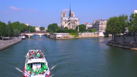 Ein-Flussschiff-Fährt-Auf-Der-Seine-In-Der-Nähe-Der-Kathedrale-Notre-Dame-In-Paris-1