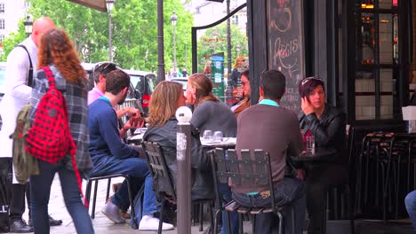 Un-Camarero-Atiende-A-Los-Clientes-En-Un-Típico-Café-En-La-Acera-De-París.