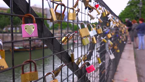 Die-Brücke-Pont-Des-Artes-In-Paris-Verfügt-über-Schlösser-Von-Paaren,-Die-Ihre-Ewige-Hingebung-Ausdrücken-1