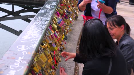 Die-Brücke-Pont-Des-Artes-In-Paris-Verfügt-über-Schlösser-Von-Paaren,-Die-Ihre-Ewige-Hingabe-Ausdrücken-2