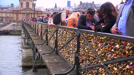 Die-Brücke-Pont-Des-Artes-In-Paris-Verfügt-über-Schlösser-Von-Paaren,-Die-Ihre-Ewige-Hingabe-Ausdrücken-3