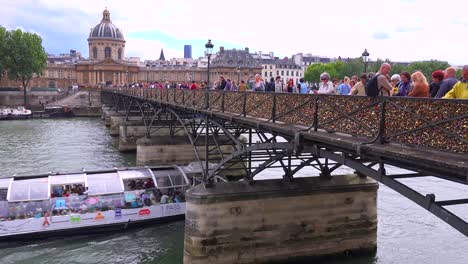 Die-Brücke-Pont-Des-Artes-In-Paris-Verfügt-über-Schlösser-Von-Paaren,-Die-Ihre-Ewige-Hingabe-Ausdrücken-4