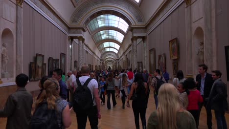 Galerías-Interiores-Del-Museo-Del-Louvre-En-París