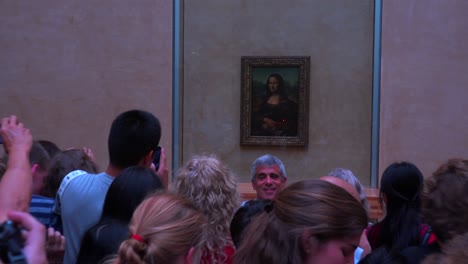 Touristen-Drängen-Sich-Um-Das-Mona-Lisa-Gemälde-Im-Louvre-Museum-In-Paris-1