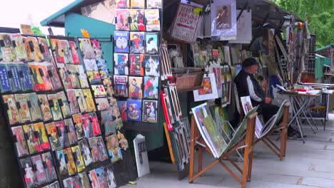 A-street-vendor-in-París-sells-magazines-and-artwork