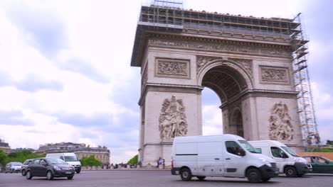 Traffic-circles-around-the-Arc-De-Triomphe-in-París-France-3