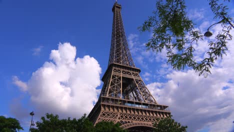 Flachwinkelansicht-Des-Eiffelturms-In-Paris-Mit-Bewölktem-Himmel