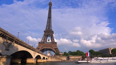 Flussschiffe-Passieren-Auf-Der-Seine-Neben-Dem-Eiffelturm-Paris-1