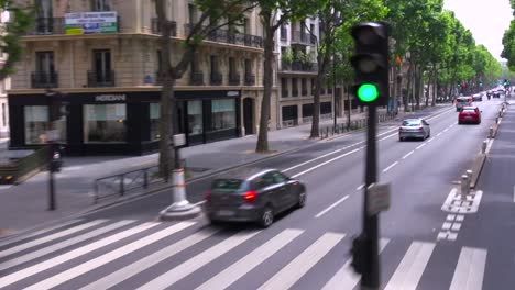 Erhöhte-Ansicht-über-Autos,-Die-Auf-Straßen-In-Paris-Unterwegs-Sind