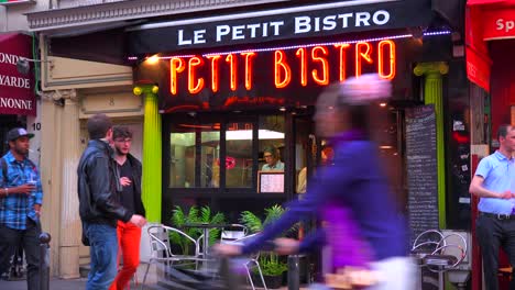 Una-Pequeña-Cafetería-O-Restaurante-De-París