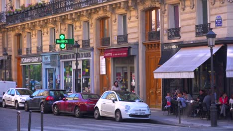 Una-Calle-Típica-De-París-Francia