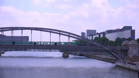 Eine-U-bahn-überquert-Eine-Brücke-über-Die-Seine-In-Paris