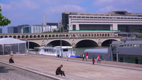 Un-Tren-Subterráneo-Cruza-Un-Puente-En-París-3