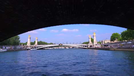 Ein-Blickwinkel-Von-Einem-Bateaux-Mouche-Riverboat-Entlang-Der-Seine-In-Paris