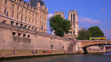 A-point-of-view-of-the-Notre-Dame-Cathedrals-from-a-bateaux-mouche-riverboat-along-the-Seine-Río-in-París