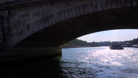 Ein-Blickwinkel-Eines-Bateaux-Mouche-Riverboat,-Der-Entlang-Der-Seine-In-Paris-Fährt-1