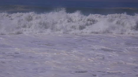 Grandes-Olas-Rompen-A-Lo-Largo-De-Una-Playa-De-California