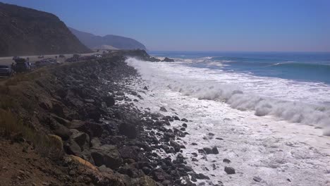 Große-Wellen-Krachen-An-Einem-Kalifornischen-Strand-In-Der-Nähe-Von-Malibu