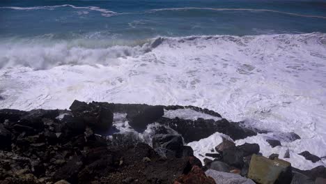Große-Wellen-Krachen-An-Einem-Strand-In-Südkalifornien-In-Der-Nähe-Von-Malibu