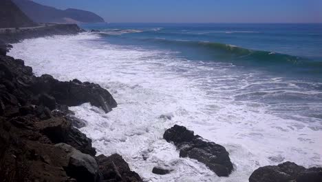 Große-Wellen-Krachen-An-Einem-Strand-In-Südkalifornien-In-Der-Nähe-Von-Malibu-1
