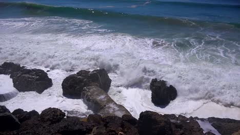 Große-Wellen-Krachen-An-Einem-Strand-In-Südkalifornien-In-Der-Nähe-Von-Malibu-2