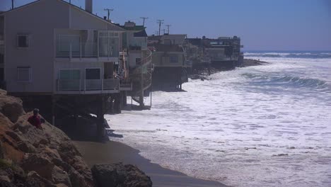 Große-Wellen-Krachen-Entlang-Eines-Strandes-In-Südkalifornien-In-Der-Nähe-Von-Malibu-Und-Gefährden-Häuser-Und-Anwohner