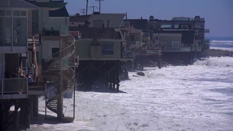 Large-waves-crash-along-a-Southern-California-beach-near-Malibu-endangering-houses-and-residents-2